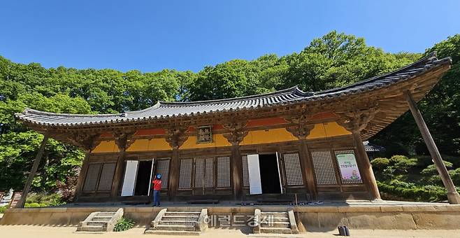 부석사의 중심 건물인 무량수전. 한국의 목조건축물 중 가장 오래된 건물 가운데 하나다.