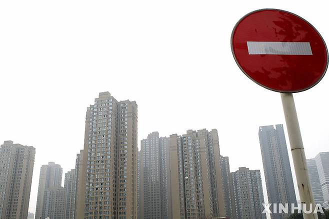 [충칭=신화/뉴시스] 중국의 부동산 시장 침체가 장기화하는 가운데 지방 정부가 재고 주택을 직접 매입해 저렴한 가격으로 임대해 재고를 줄이려는 방안까지 등장했다. 중국 충칭의 주거용 아파트 건물. 2024.05.16