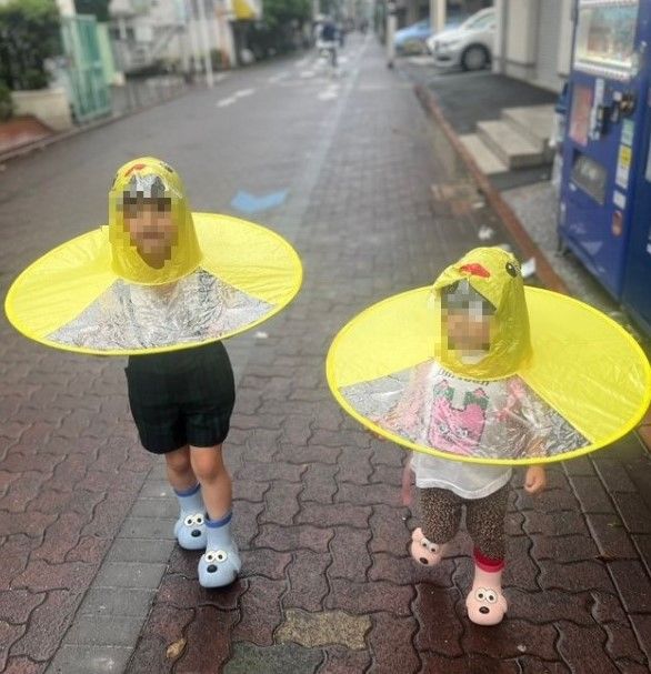 [서울=뉴시스]일본에서 우산과 비옷을 합친 독특한 모양의 어린이용 우비가 화제가 되고 있다.(사진=엑스 캡처) *재판매 및 DB 금지