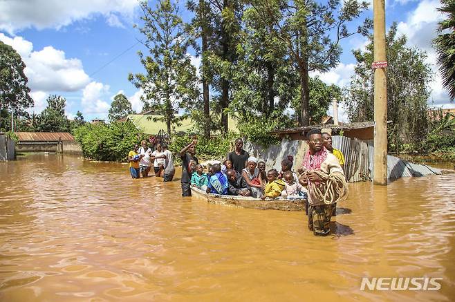 [나이로비=AP/뉴시스] 24일(현지시각) 케냐 나이로비의 기투라이 지역에서 한 가족이 소형 배를 타고 홍수로부터 대피하고 있다. 유엔은 적십자사를 인용해 케냐 곳곳을 강타한 폭우로 최소 32명이 숨지고 15명이 다쳤으며 4만여 명의 이재민이 발생했다고 밝혔다. 2024.04.25.