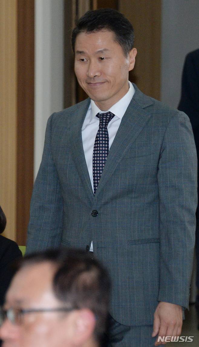 [전주=뉴시스] 김얼 기자 = 박영진 전주지방검찰청 신임 검사장이 16일 전북 전주시 전주지방검찰청 대회의실에서 열린 취임식에 참석하기 위해 장내로 들어서고 있다. 2024.05.16. pmkeul@newsis.com