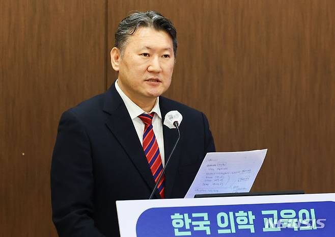 [서울=뉴시스] 황준선 기자 = 김창수 전국의과대학교수협의회 회장이 지난 4일 오후 서울 종로구 서울대학교 의과대학에서 기자회견을 열고 의대 증원 방침 관련 성명서를 발표하고 있다. 2024.05.16. hwang@newsis.com