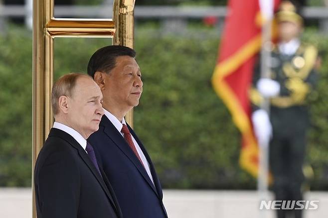 [베이징=AP/뉴시스]16일 중국 베이징에서 시진핑 중국 국가주석(오른쪽)과 블라디미르 푸틴 러시아 대통령(오른쪽)이 공식 환영식에 참석하고 있다. 2024.5.16