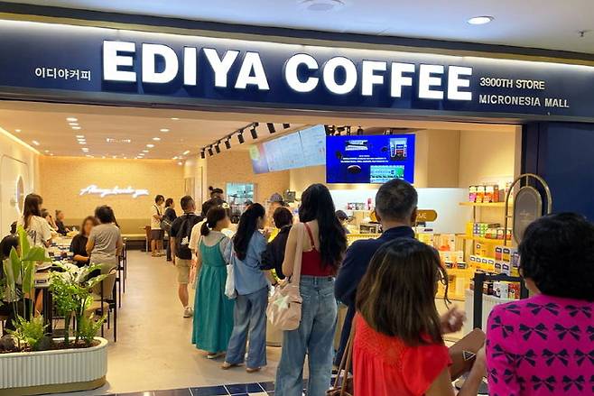 '괌 마이크로네시아몰점'에 줄서있는 고객들.(사진=이디야커피 제공) *재판매 및 DB 금지