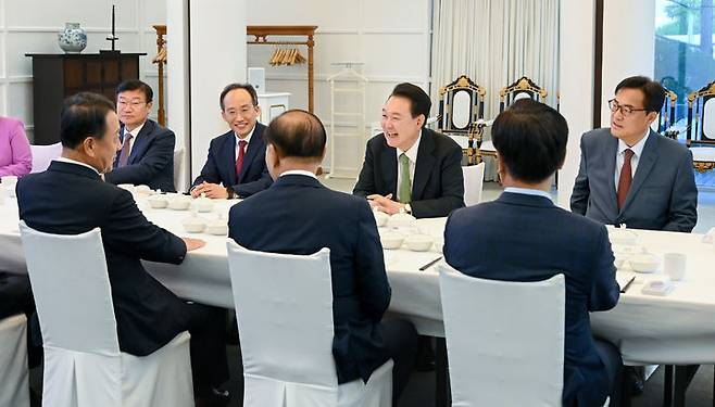 [서울=뉴시스] 윤석열 대통령이 13일 서울 한남동 관저에서 황우여 국민의힘 비상대책위원장, 추경호 원내대표 등 새 지도부와 만찬에 앞서 환담을 하고 있다. (사진=대통령실 제공) 2024.05.13. photo@newsis.com *재판매 및 DB 금지