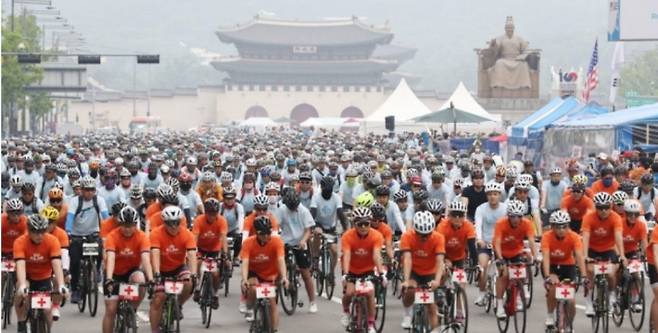 지난 2019년 열린 '서울자전거대행진'에 참여한 시민들이 자전거를 타는 모습. 연합뉴스