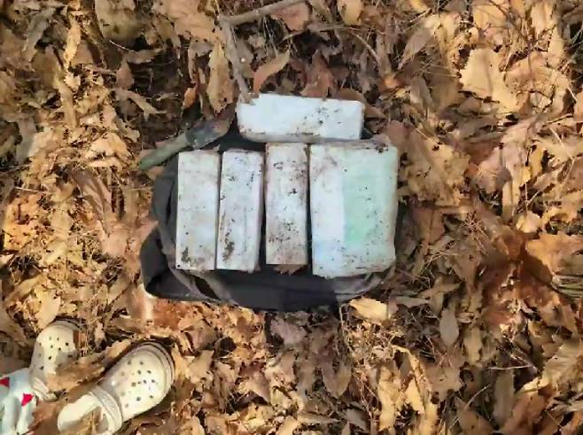 전국 야산 등에 화장품으로 위장해 숨겨 놓은 마약. 충북경찰청 제공