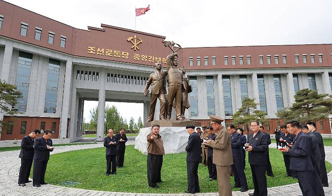 김정은 북한 국무위원장이 지난 15일 새로 완공한 노동당 중앙간부학교를 방문했다고 조선중앙통신이 16일 보도했다. 연합뉴스