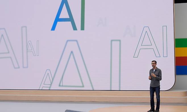 순다르 피차이 알파벳(구글 모회사) 최고경영자(CEO)가 14일(현지시간) 미국 캘리포니아주 마운틴뷰에서 열린 구글 연례개발자회의(I/O) 행사에서 자사 인공지능 모델 '제미나이'를 결합한 각종 최신 서비스에 대해 발표하고 있다. 마운틴뷰=AP연합뉴스