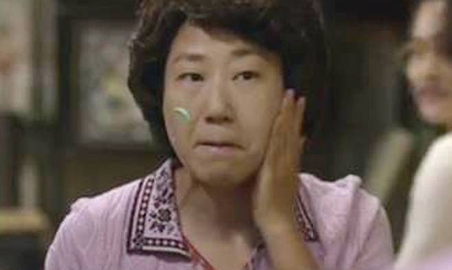 tvN '응답하라 1988'서 배우 라미란이 취침 전 화장품을 바르는 모습. 연합뉴스