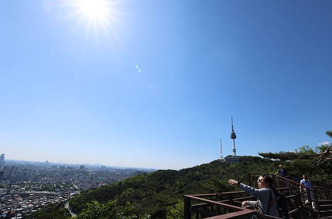 청명한 날씨를 보인 16일 오후 서울 중구 남산에서 시민들이 나들이를 즐기고 있다. 뉴시스