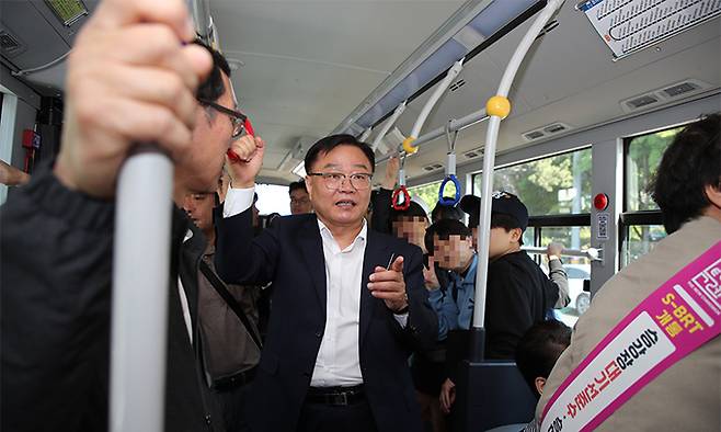 홍남표 경남 창원시장이 S-BRT 개통 첫날인 15일 현장점검을 하고 있다. 창원시 제공