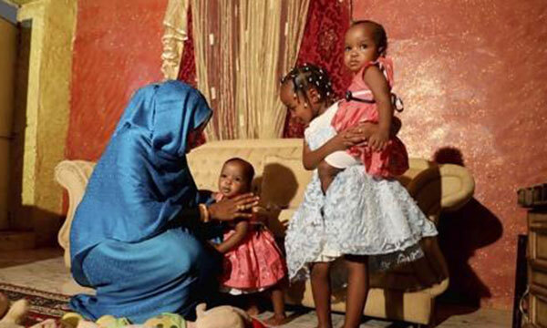 아프리카 수단 수도 하르툼의 한 가정에서 어머니가 딸들을 돌보고 있다. AP연합뉴스