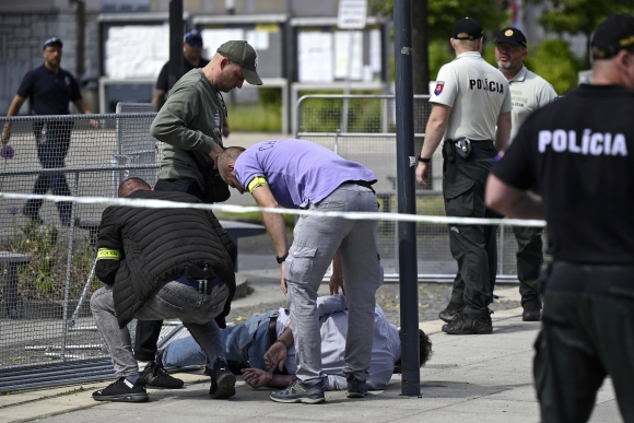 15일(현지시간) 슬로바키아 현지 경찰이 로베르토 피초 총리를 향해 총을 쏜 한 남성을 체포하고 있다. AP 뉴시스