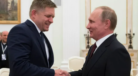 왼쪽은 로베르트 피초 슬로바키아 총리, 오른쪽은 블라디미르 푸틴 러시아 대통령 자료사진