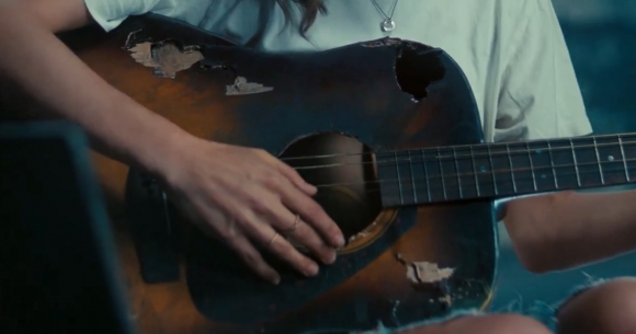 삼성전자 미국법인(삼성모바일US)이 15일(현지시간) 공개한 광고 영상. 한 여성이 부서진 기타를 들고 연주하는 장면에 ‘창의성은 부서지지 않는다’는 문구를 넣었다. 자료 : 삼성전자 미국법인 공식 트위터 캡쳐