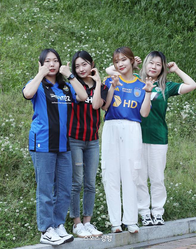 프로축구 여성팬 (왼쪽부터) 김수경, 윤서빈, 진민영, 신예지씨가 13일 서울 중구 스포츠경향 인근에서 각자 응원하는 팀의 유니폼을 입고 인터뷰를 하고 있다. 권도현 기자