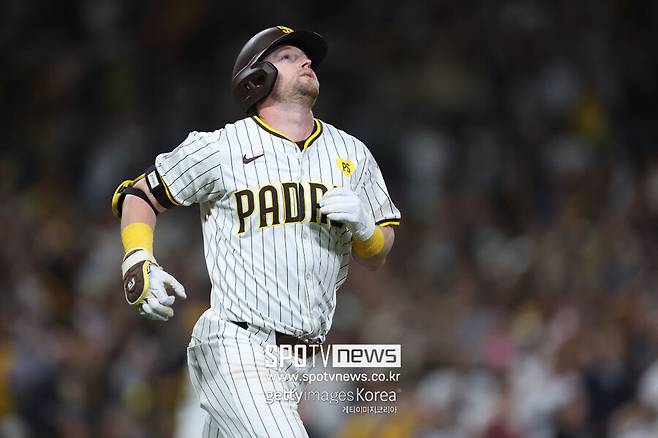 ▲ 1회 병살타로 또 선취점 기회를 날린 제이크 크로넨워스. 샌디에이고는 16일(한국시간)까지 22승24패(.478)를 기록하며 승률이 5할이 안 되고 있다. 지구 선두인 다저스와 경기차는 7.5경기까지 벌어졌다.