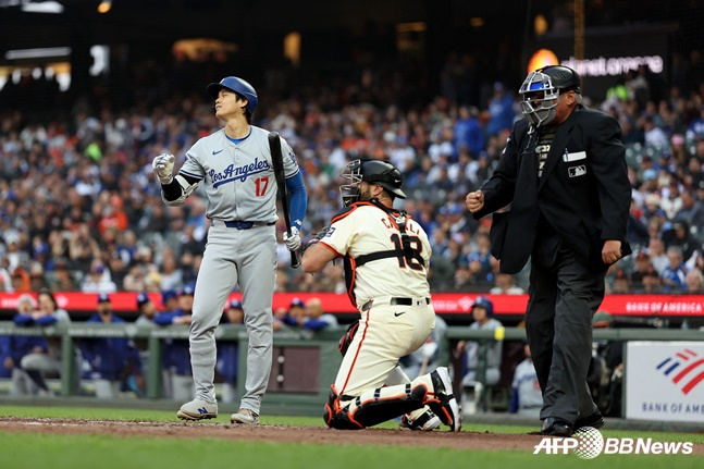 LA 다저스 오타니 쇼헤이(왼쪽)가 16일 샌프란시스코 자이언츠전에서 스트라이크 판정에 억울해하고 있다. /AFPBBNews=뉴스1