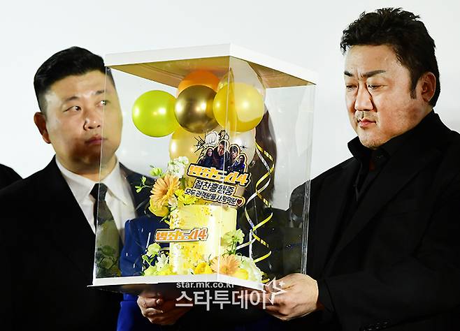 영화 ‘범죄도시4’ 허명행 감독(왼쪽)과 배우 마동석이 축하 케이크를 받고 감사 인사를 하고 있다. <강영국 기자>