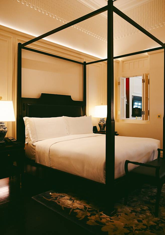 팜 코트 스위트(Palm Court Suites). 높은 층고가 매력적인 객실이다. 또 싱가포르 고층 빌딩 속 오아시스 같은 존재인 팜 코트를 가장 가깝게 만날 수 있다. 외부와의 단절로 휴양지에 온 기분이 들 정도. 잘 가꿔진 정원을 보면서 커피를 즐기거나 싱가포르 슬링을 마시면서 여유로운 오후를 누릴 수 있다