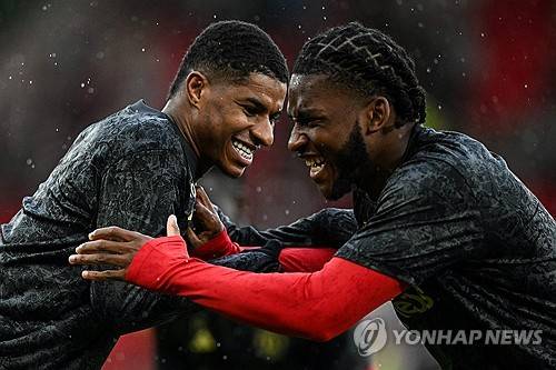 맨체스터 유나이티드가 16일 영국 맨체스터 올드 트래퍼드에서 열린 2023-2024 잉글리시 프리미어리그 뉴캐슬 유나이티드와의 홈 경기에서 코비 마이누, 아마드 디알로, 라스무스 회이룬이 각각 한 골씩 터트린 것에 힘입어 원정팀을 3-2로 눌렀다. 맨유는 3경기 만에 승리를 거두면서 FA컵 결승전을 앞두고 기세를 끌어올렸다. 뉴캐슬은 다음 시즌 유럽축구연맹(UEFA) 클럽대항전 티켓이 불투명하게 됐다. 연합뉴스