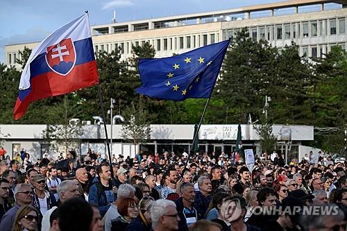 지난 2일(현지시간) 정부 비판 시위에 참여한 슬로바키아 국민들 [로이터 연합뉴스 자료사진. 재판매 및 DB 금지]