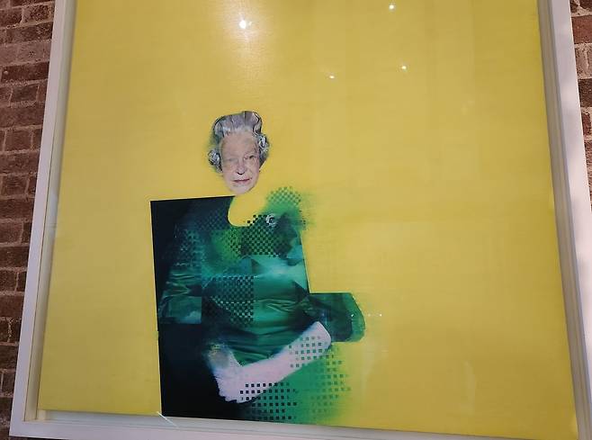 왕립예술학회에 걸린 1998년 엘리자베스 2세 초상화 [촬영 김지연, DB 및 재판매 금지]