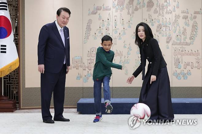 '캄보디아 환아' 로타와 공 차는 윤석열 대통령 (서울=연합뉴스) 안정원 기자 = 윤석열 대통령과 김건희 여사가 지난해 1월 31일 서울 용산 대통령실 청사에서 심장질환 수술을 받고 회복 중인 캄보디아 아동 '로타'와 축구를 하고 있다. [대통령실 제공. 재판매 및 DB 금지] jeong@yna.co.kr