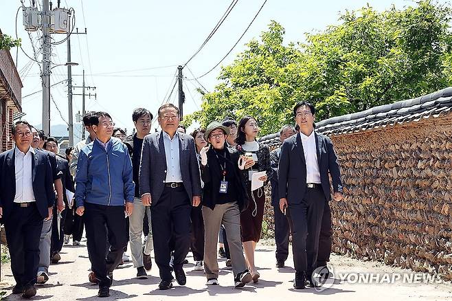 지역소멸 대응 우수사례 현장 살펴보는 이상민 장관 (서울=연합뉴스) 이상민 행정안전부 장관이 16일 전남 강진군을 방문, 농촌 체류형 프로그램 운영과 빈집 리모델링 등 지역소멸 대응 우수사례 현장을 살펴보고 있다. 2024.5.16 [행정안전부 제공. 재판매 및 DB 금지] photo@yna.co.kr