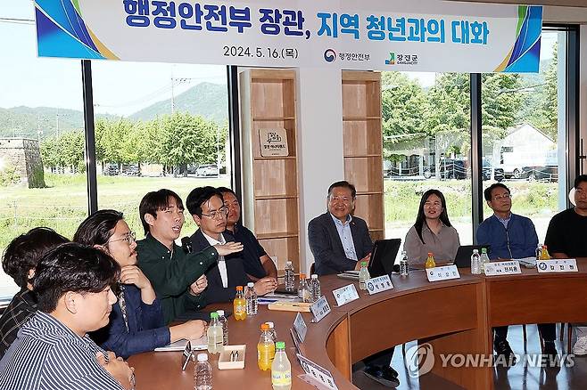 이상민 장관, 지역청년들과 간담회 진행 (서울=연합뉴스) 이상민 행정안전부 장관이 16일 전남 강진군을 방문, 청년마을 대표 및 지역청년들과 안정적 정착지원 등의 애로사항에 관해 간담회를 하고 있다. 2024.5.16 [행정안전부 제공. 재판매 및 DB 금지] photo@yna.co.kr