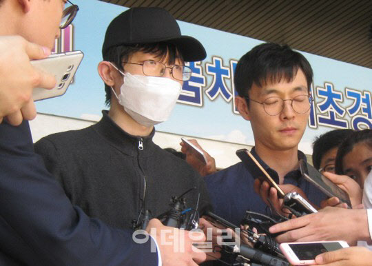 지난 2016년 5월 19일 ‘강남역 살인 사건’ 피의자 김모(34) 씨가 서울중앙지법에서 열리는 구속 전 피의자심문(영장실질심사)을 받기 위해 서초경찰서에서 이동하기 전 취재진의 질의를 받고 있다 (사진=이데일리DB)