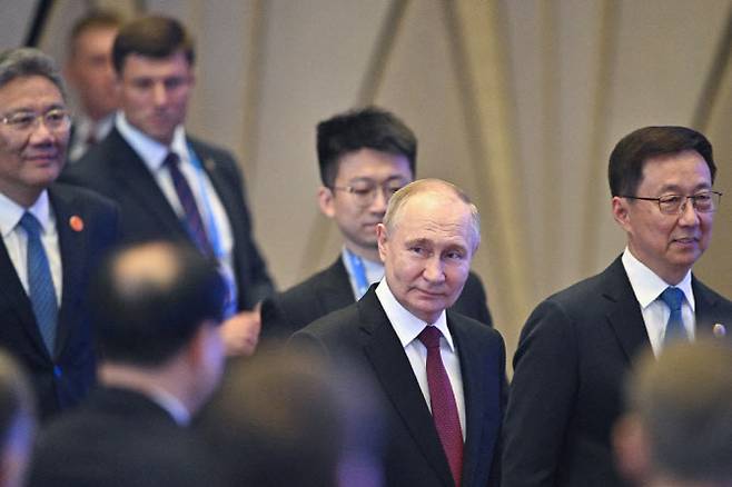 블라디미르 푸틴(가운데) 러시아 대통령이 17일 중국 하얼빈에서 열린 러시아-중국 엑스포 행사장에 들어서고 있따. (사진=AFP)