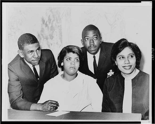 린다 브라운(왼쪽에서 두 번째)의 가족 사진. (출처: NYWT&S staff photo by Al Ravenna, 흑백사진(1964), Wikimedia Commons, Public Domain)