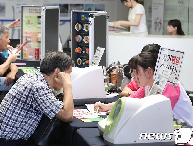 4일 서울 종로구 광화문광장 지하 해치마당에서 열린 '심뇌혈관질환 예방 관리 주간 캠페인'에서 시민들이 혈압, 혈당 측정 및 심뇌혈관질환 고위험군 관련 건강상담을 받고 있다. 2018.9.4/뉴스1 ⓒ News1 송원영 기자