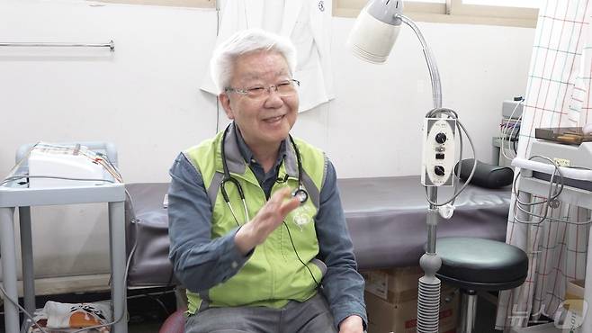 신완식 요셉의원 전 병원장이 8일 서울 영등포구 요셉의원에서 뉴스1과 인터뷰 하고 있다.
