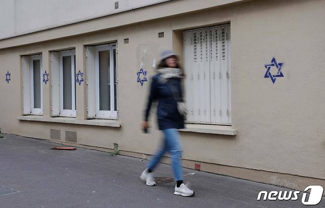 31일(현지시간) 프랑스 파리 건물 곳곳에 유대인의 상징 '다윗의 별'이 찍혔다. 2023.11.01 ⓒ AFP=뉴스1 ⓒ News1 정지윤 기자