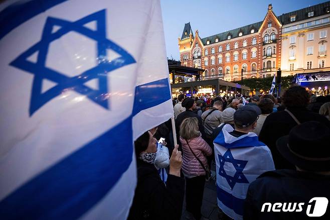 2023년 10월 12일 스웨덴 스톡홀름에서 이스라엘을 지지하는 시위대가 거리로 나와 이스라엘 국기를 흔들고 있다. 2023.10.12 (사진은 기사 내용과 무관함) ⓒ AFP=뉴스1 ⓒ News1 정지윤 기자