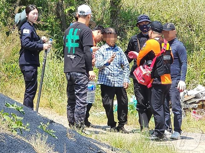 전남 신안의 한 야산에서 실종된 80대 치매노인이 경찰 과학 수색견에게 발견됐다.(전남경찰청 제공) 2024.5.17
