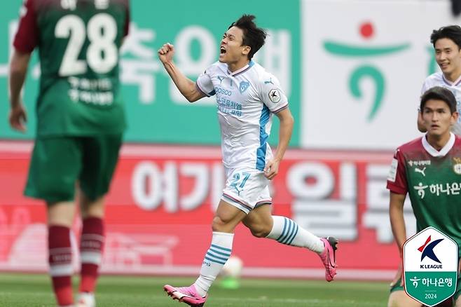 정재희(가운데). 제공 | 한국프로축구연맹