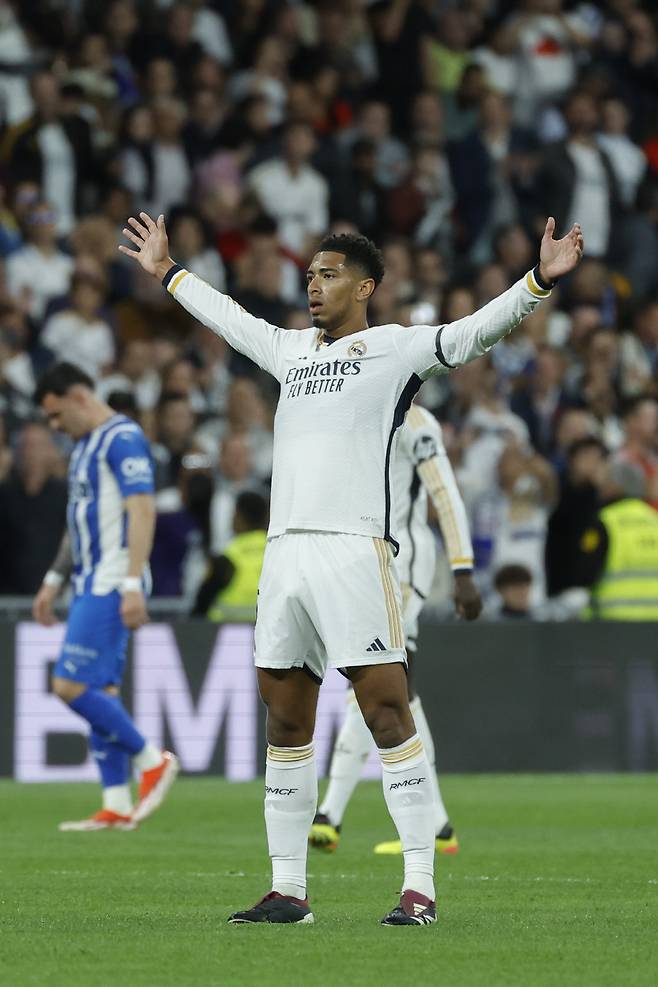 epa11340681 Real Madrid's Jude Bellingham celebrates after scoring the 1-0 lead during the Spanish LaLiga soccer match between Real Madrid and Deportivo Alaves, in Madrid, Spain, 14 May 2024.  EPA/JUANJO MARTIN







<저작권자(c) 연합뉴스, 무단 전재-재배포, AI 학습 및 활용 금지>
