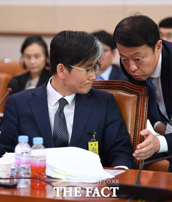 이를 인지한 또 다른 실무자가 오 후보와 색 음료에 대해 이야기하고 있다.