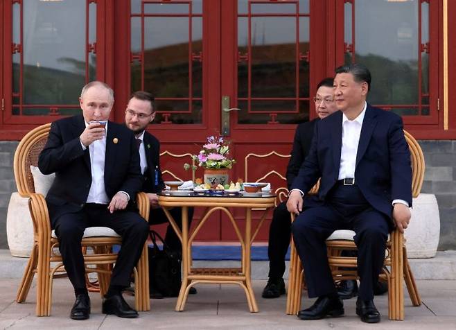 중국을 국빈 방문한 블라디미르 푸틴 러시아 대통령(왼쪽)이 16일 베이징 중난하이에서 시진핑 국가주석과 함께 차를 마시고 있다. [이미지출처=연합뉴스]