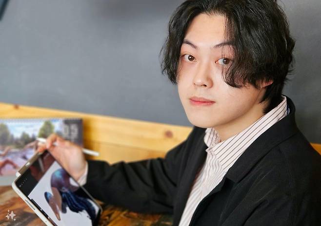 이준성 작가가 지난 2일 광주광역시 한 카페에서 조선비즈와 인터뷰하고 있다. 이 작가는 "공룡 그림은 한창 배우는 어린이가 많이 보는 만큼 잘못된 그림들은 바꿔야 한다"고 말했다./송복규 기자