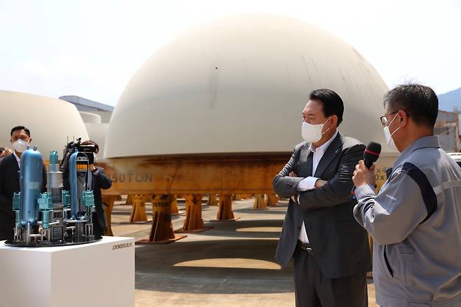 윤석열 대통령이 2022년 6월 경남 창원 두산에너빌리티 원자력 공장을 방문해 한국형 원자로 APR1400 축소 모형을 살펴보고 있다./대통령실