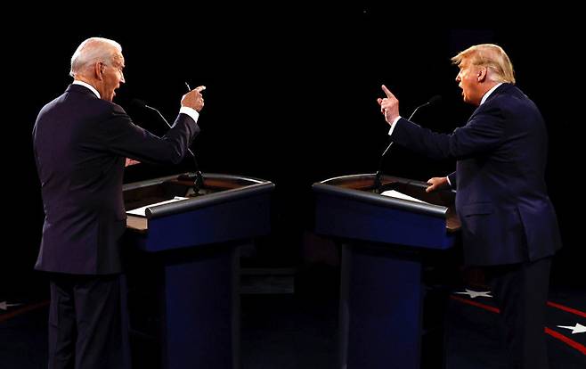 11월 미국 대선에서 맞붙는 조 바이든 대통령(왼쪽)과 도널드 트럼프 전 대통령이 미 CNN 방송 주최로 다음 달 27일 첫 TV 토론을 하기로 합의했다. 사진은 2020년 대선 당시 두 사람이 TV 토론을 하는 모습. 내슈빌=AP뉴시스