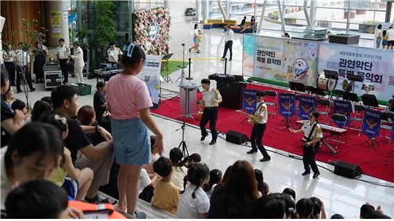지난해 한국잡월드에서 열린 해양경찰 관혁악단 로비 콘서트 모습.