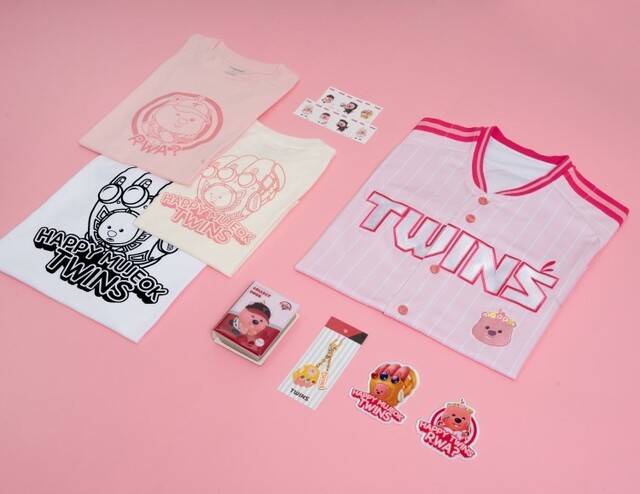 프로야구 엘지는 만화영화 ‘뽀로로’ 시리즈의 캐릭터 ‘잔망루피’를 활용한 특별판 유니폼(오른쪽 위)과 봉제 인형 등을 2021시즌 처음 선보였다. 엘지 트윈스 제공