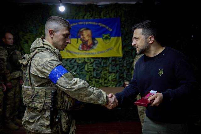볼로디미르 젤렌스키(오른쪽) 우크라이나 대통령이 16일 러시아군 공세가 7일째 이어지고 있는 우크라이나 북동부 하르키우를 찾아 제92돌격여단 소속 병사에게 시상하고 있다. 젤렌스키 대통령은 이날 하르키우에서 군 지휘부와 만난 뒤 "매우 어려운 상황이지만 하르키우 지역을 전반적으로 통제하고 있다"고 말했다. 하르키우=AFP 연합뉴스