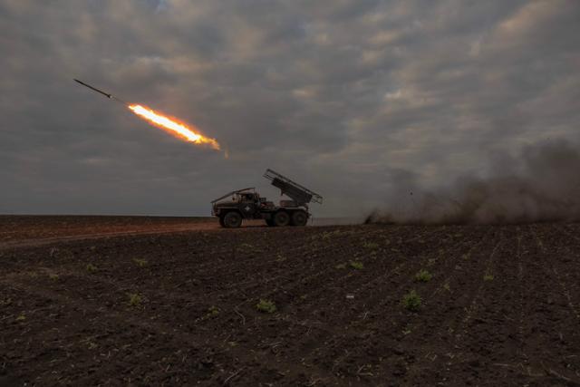 우크라이나군 제92돌격여단 소속 BM-21 '그라드' 다연장 로켓포 발사 차량이 15일 하르키우 지역에서 러시아군 진영으로 로켓을 발사하고 있다. 하르키우= AFP 연합뉴스